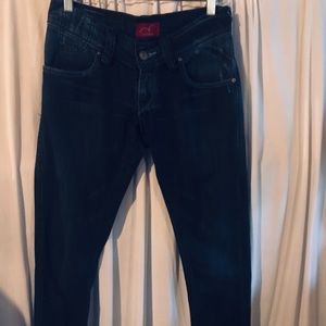 Super cute, Levi fitted, lightly destructed jeans!